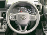 インテリアに合わせたデザインのステアリングは、運転される方のことも考え、運転しやすい形状、大きさです。是非一度、実際に触ってお確かめください。