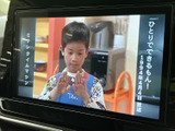 テレビ番組を画面で視聴できる装備です。停車中の休憩時間などに映像を楽しめるため、お出かけ先で待ち時間があるときにも便利にご活用いただけます。
