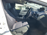 前席は身体を支える形状で、落ち着いた色合いが車内にまとまりを与えます。ドアを開けた際の乗り降りもしやすく、運転席まわりの視界も確保されています。