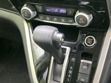 シフト位置やパーキングブレーキの表示がまとまり、運転席から確認しやすい配置です。空調の操作部も近く、日々の運転で必要な機能へ手を伸ばしやすいセンターまわりとなっています。操作の流れもつかみやすいです。