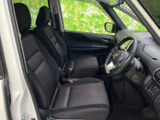前席は運転席と助手席が並び、ゆったり座れる空間が広がります。前方や左右の窓から周囲を確認しやすく、乗り降りの際にも視界を確保しやすい室内。落ち着いた色合いで過ごしやすさも感じられます。