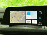 地図やラジオ、電話などの情報をひとつの画面にまとめて表示。必要な項目を確認しやすく、目的地の確認から音楽選びまで、日々の移動を便利にサポートします。