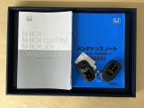 メンテナンスノート【点検整備記録簿・保証書】、取説も揃ってます。スマートキーはバッグなどにしまったままボタン操作でエンジン始動・停止やハイブリッドシステムの起動や停止ができて大変便利です