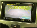 後方の映像とガイド線を画面で確認でき、駐車時に車両後方の状況を把握する助けになります。周囲を目視で確かめながら、落ち着いてバック操作を行えます。