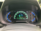 速度や燃料残量などの情報がメーター内にまとまり、運転中に必要な表示を確認しやすい構成です。中央の表示部では走行に関する情報も見られ、視線移動を抑えた確認に役立ちます。