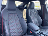 ●レザーシート『高級感や耐久性がありこちらのモデルにも採用されています。レザーは見た目が美しく内装を豪華に演出します。柔らかく肌触りが良く長時間の運転でも快適です。