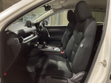 運転席と助手席にゆったりとしたシートを備え、前席で落ち着いて過ごせる室内です。フロントガラス越しの視界も広く、明るい雰囲気の中で周囲を確認しやすくなっています。