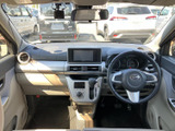 運転席から前方を見渡しやすいレイアウトで、明るい色合いが車内に開放感をもたらします。シートや足元もゆったり感じられ、毎日の移動を心地よく過ごせる空間です。