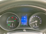 速度や燃料残量などの情報が運転席正面にまとまり、必要な表示を確認しやすい配置です。走行前や停車中にも車両情報を把握しやすく、日々の運転をサポートします。