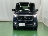 LEDヘッドライトを装備しています。LEDヘッドライトはとても明るく、雨の日や夜間走行も安全・安心です。オートライトコントロール付きで周囲の明るさに応じて自動で点灯・消灯します