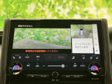 大きく見やすい画面で映像を確認でき、車内での映像表示にも活用できます。画面まわりには操作ボタンも配置され、表示の切り替えなどを確認しながら使える装備です。