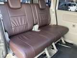 ゆとりを感じるベンチシートにヘッドレストを備え、後席の方もくつろぎやすい空間です。明るい内装色と落ち着いたシートカラーの組み合わせも魅力です。