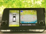 後方映像に加えて車両周辺の表示も確認でき、駐車時の目安として活用できます。画面上のガイド表示もあり、周囲を直接確認しながら駐車を進めたい方に便利な装備です。