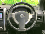 握りやすい形状のステアリングが運転席正面に配置され、自然な姿勢で操作しやすい設計です。メーターや前方の視界を確保しながら手元で車両を操ることができ、毎日の移動を快適にサポートします。