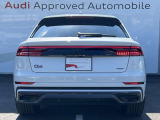 Audiのリヤディフューザーは、車両の後方での空気の流れを整え、乱流を減少させることで、走行安定性を向上させます。またスポーティで洗練された外観を提供し、全体のスタイルに一体感を持たせます。