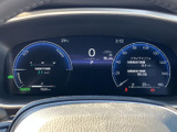 速度やシフト位置、走行に関する情報がメーター内にまとまり、運転中も必要な表示を確認しやすい配置です。視線移動を抑えながら、日々の運転をサポートします。