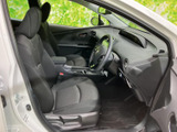 運転席と助手席には身体を支える形状のシートを備え、ゆったりと腰掛けられる空間です。前方の視界も広く、乗り降りの際にも室内の様子を確認しやすいレイアウトです。