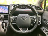 手元には複数のスイッチが配置され、運転姿勢を大きく変えずに各種操作へアクセスできます。握りやすい形状で、前方を確認しながら必要な機能を使いやすい実用的な設計です。