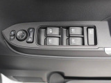 パワーウィンドウのスイッチです。 運転席に居ながら助手席の窓を開け閉めできるので便利ですよ。 ロック機能も付いてるので子供がイタズラして窓を開けるという事もできなくできますよ。
