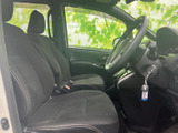 前席は窓からの視界が広く、運転席と助手席の間にもゆとりを感じられる空間です。落ち着いた色合いのシートとすっきりした足元で、毎日の移動も心地よくお過ごしいただけます。