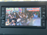 テレビ映像を楽しめる画面を備えており、停車中の休憩時間などに番組を視聴できます。映像が大きく表示されるため見やすく、お出かけの合間のひとときを快適に過ごせます。