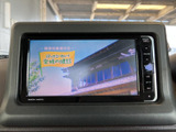 モニターには映像コンテンツが表示され、画面まわりのボタンと合わせて操作箇所を確認しやすい構成です。ナビ画面とは異なる映像表示にも対応し、停車中の待ち時間など、日常のさまざまな場面で活用できます。