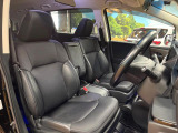 運転席まわりには十分なスペースがあり、大柄な方でもゆったり運転していただける環境です。