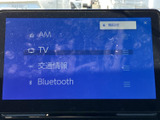 画面にはAM、テレビ、交通情報、Bluetoothの項目が並び、用途に応じて選べます。メニューが一覧で表示されるため、使いたい機能を見つけやすく日常の移動に役立ちます。
