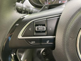ステアリングのスポークに音量や表示に関わるスイッチがまとまり、運転姿勢を保ったまま手元で確認できます。ボタン表記が分かりやすく、日々の操作に便利です。