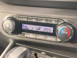 【オートエアコン】一度お好みの温度に設定すれば、車内の温度を検知し風量や温度を自動で調整。暑い&hellip;寒い&hellip;と何度もスイッチ操作をする必要はありません。快適な車内空間には必須の機能ですね♪