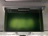 【後席モニター】家族や友人とお出かけする機会が多い方に大人気の後席モニターを装備!見やすい位置に画面がありテレビやDVDの視聴も快適!友達もお子様も、後席にしか乗らなくなるかも??