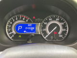 速度やエンジン回転数、シフト位置などを一か所で確認でき、運転に必要な情報を把握しやすい配置です。中央の表示部も見やすく、走行中の情報確認をサポートします。