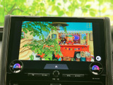 大画面のディスプレイを備え、停車中にはテレビなどの映像を楽しめる装備です。画面表示を見ながら使えるため、休憩時間の過ごし方にも幅が広がり、日常に便利です。