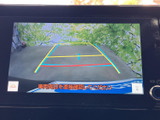 車両後方の様子とガイド線が画面に表示され、駐車時に周囲や進行方向を確認する目安として活用できます。車庫入れや狭い場所での後退をサポートする、日常に便利な装備です。