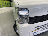 【LEDヘッドライト】悪天候や夜間走行時も良好な視界を確保し安心して運転できる高輝度LEDヘッドライトを装備!点灯速度が早く、消費電力も抑えられています。