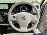 手になじみやすい形状で、運転姿勢を保ちながら握りやすいステアリングです。手元にはスイッチも備わり、視線を大きく動かさずに操作できます。毎日の運転を支える使いやすい装備です。