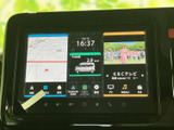 地図やテレビ、オーディオなどの情報をひとつの画面で確認でき、メニューも見やすく整理されています。スマートフォン連携の表示もあり、毎日の移動を便利にサポートしてくれます。