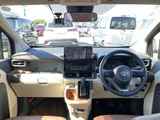 明るい色調のダッシュボードと落ち着いたシートカラーが、居心地のよい運転席まわりを演出します。前方を見渡しやすい配置で、同乗者との会話もしやすい空間です。