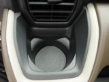カップホルダーは運転席や助手席からちょうど手の届く位置です!!