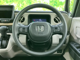 握りやすい形状のステアリングに、左右それぞれスイッチが配置されています。運転席から手元の表示を確認しながら操作しやすく、必要な機能へアクセスしやすい装備です。