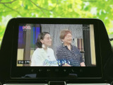 停車中にテレビ番組を視聴できる画面を備え、休憩時間などを車内で過ごす際にも活用できます。表示内容を確認しやすく、待ち時間にも便利な装備です。