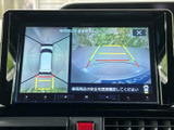 車両周辺の映像とガイド線を画面で確認でき、駐車時に周囲の状況を把握するのに役立ちます。前後左右の安全確認を補助し、狭い場所での駐車をサポートします。