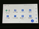 画面には各種メニューが並び、必要な項目を見つけやすい構成です。案内や運転支援など複数の機能にアクセスでき、日々の移動をサポートする便利な装備としてお使いいただけます。