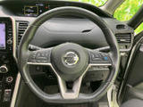 手元に複数のスイッチが備わり、運転姿勢を保ちながら各種機能を扱いやすい設計です。表示や配置を確認しやすく、日常の運転を快適にサポートします。