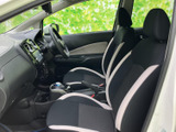 前席は座面と背もたれに明るい配色のアクセントが入り、車内をすっきりとした印象にまとめています。前方の視界も広く、落ち着いてお過ごしいただけます。