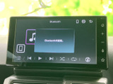 オーディオ画面には再生や曲送りなどの操作アイコンが並び、表示内容を見ながら使える構成です。メニューがまとまっており、日常の音楽利用にも便利です。