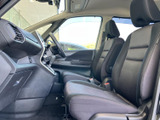 前席は座面と背もたれに厚みのある形状で、運転席と助手席が並びます。窓まわりが広く、車内から周囲を確認しやすい視界も魅力。落ち着いて過ごせる空間です。