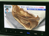 テレビ番組を画面で視聴でき、停車中の待ち時間も車内で楽しく過ごせます。ニュースや情報番組などを楽しみたい方に便利な装備です。視聴は安全のため、必ず停車中にご利用ください。
