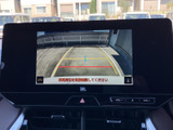 後方の映像にガイドラインが表示され、駐車時に周囲の状況を確認する際に役立ちます。画面を見ながら車庫入れや縦列駐車を落ち着いて行えます。