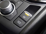 【オートブレーキホールド】停車中にブレーキペダルから足を放しても、ブレーキを自動的に制御して、車両の停車状態を保持する機能です。信号待ちなどの停車時に運転者の負担を軽減します。